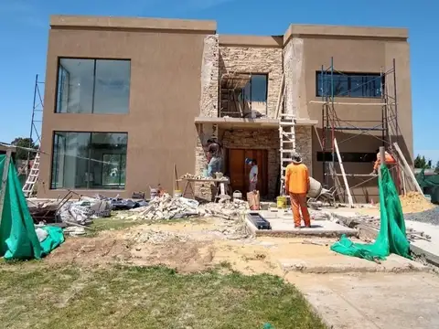 CASA  LLAVE EN MANO 200 M2 +LOTE 618 m2 CANNING CHICO 1