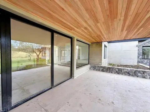 Casa en Venta con 3 cocheras