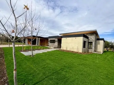 Casa 4 ambientes con 5 baños