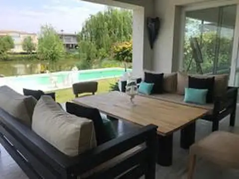 Casa 8 ambientes con 4 baños