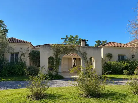 Casa 5 ambientes con 4 baños