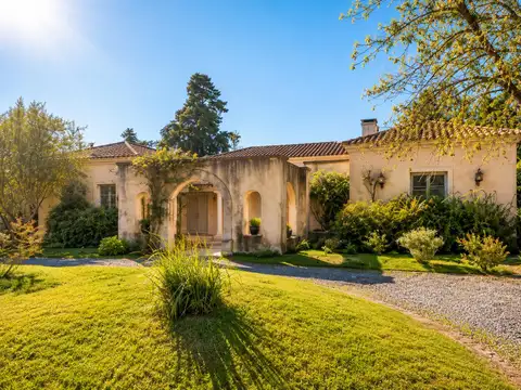 Distinguida Residencia de Una Planta en Martindale C. C. - 2.000 m² de Lote, Privacidad y Estilo Atemporal