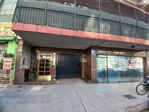 Venta dto 3 amb al frente, 9° último piso con balconazo cubierto-  y balcón descubierto, con parrilla  A mts Plaza Irlanda