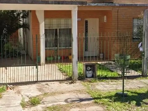 Se vende casa de 3 ambientes, c/cochera en Ituziango