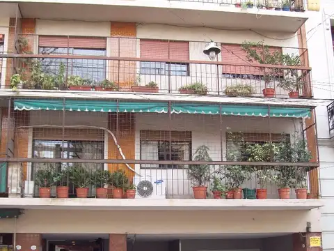 Departamento de 2 ambientes lateral con balcón.