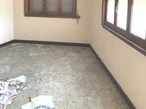 Casa en excelente zona en única esquina. Olivos
