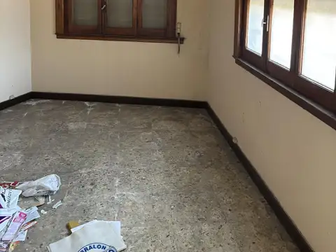 Casa en excelente zona en única esquina. Olivos
