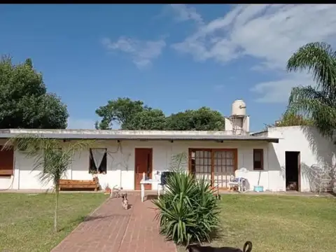 Hermosa casa con pileta, y cuenta con departamento exterior para hospedar. Muy buena ubicación. Terreno de 950m2. / construido 361m2.. Medrano al 943 Baradero