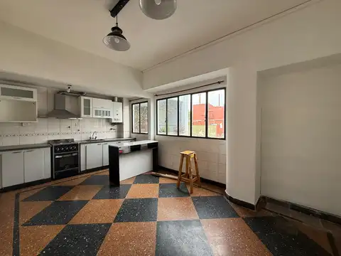 Excelente Semipiso de 4 Ambientes al Frente con Balcón – Mataderos