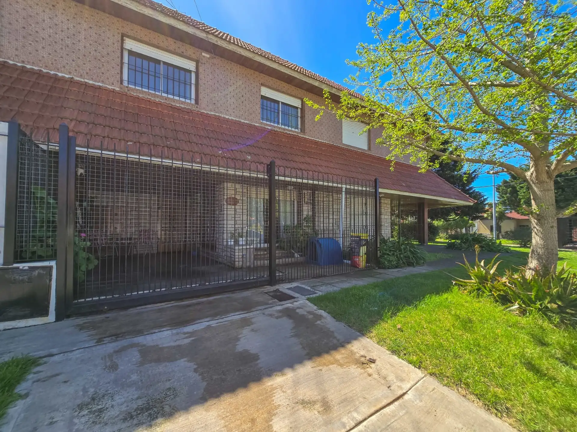 Dúplex 4 amb con 3 dorm, patio cubierto con parrilla y cochera — Punta Mogotes