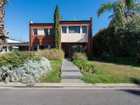 venta casa San Marino Funes Hills 2 lotes