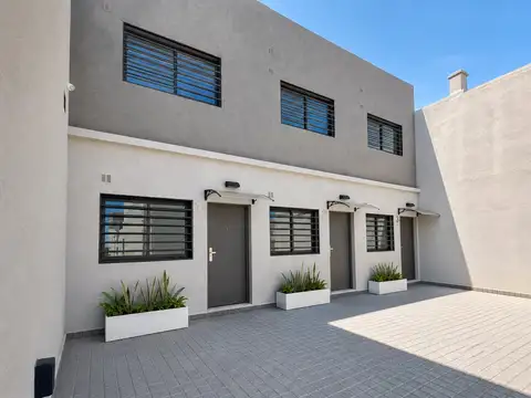 Duplex de 3 ambientes con jardin y cochera