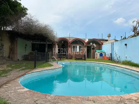 CHALET 6 AMB, PISCINA, PARQUE, QUINCHO Y COCHERA