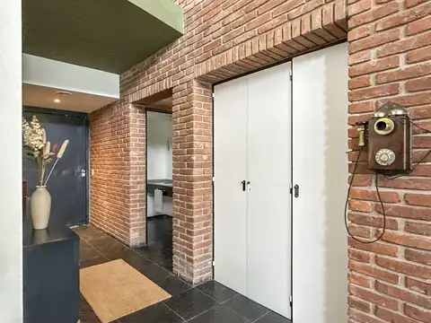 Casa de autor en venta en Golfers Country Club, Pilar –piscina climatizada y vista al golf.