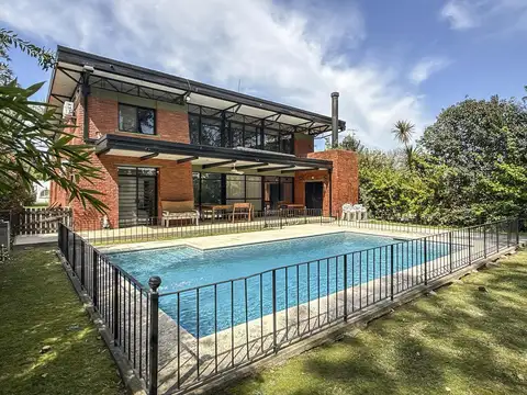 Casa de autor en venta en Golfers Country Club, Pilar –piscina climatizada y vista al golf.
