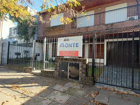 Amplia Casa dos plantas en Venta en Martínez Proximo a Unicenter