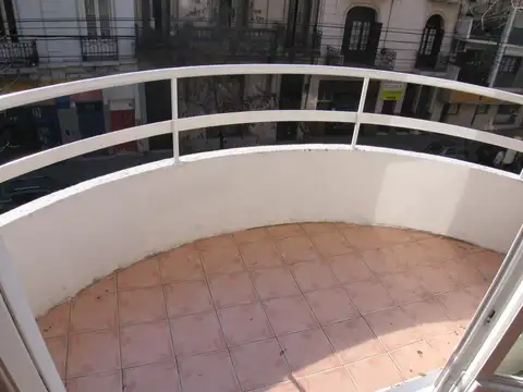 BAJAS EXPENSAS - BALCON - MUY LUMINOSO - RECIEN PINTADO - LAVADERO INCORPORADO - POR ESCALERA