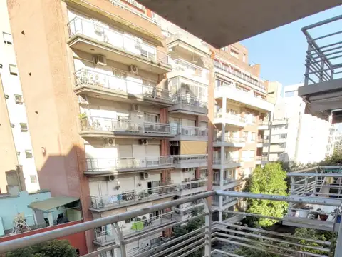 Hermoso Departamento de 2 Ambientes al frente con Balcón. Solárium y Laundry