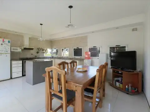 Casa 4 ambientes con 2 baños