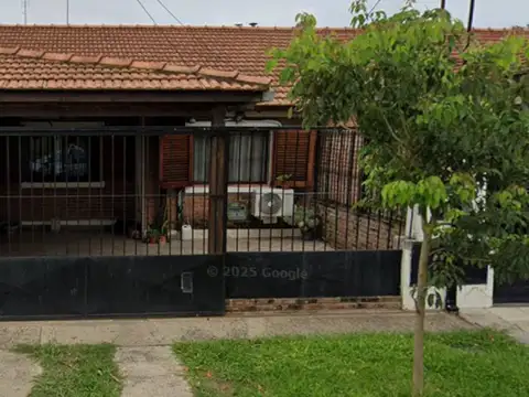 Casa 2 dorm, con cochera y patio