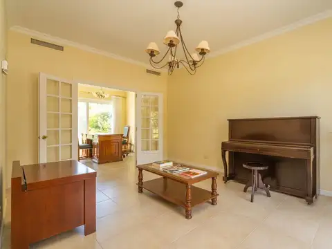 Casa en Venta con 3 cocheras