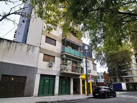2 Ambientes Luminosos Muy Buenos, puerta Balcón vista calle cocina y baño comodos