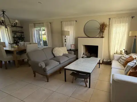Casa 6 ambientes con 4 baños