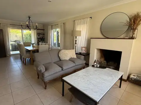 Casa en Alquiler con 3 cocheras