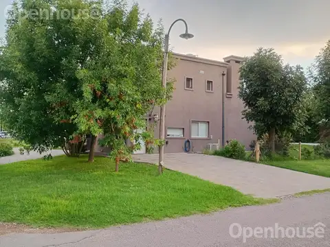 VENTA - Casa 5 ambientes - B° Privado La Cuesta - Lote central -