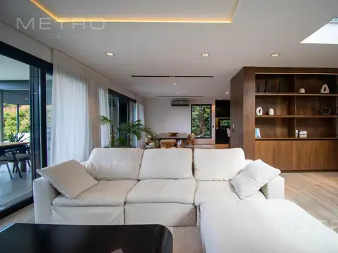 Casa en Alquiler con 10 cocheras