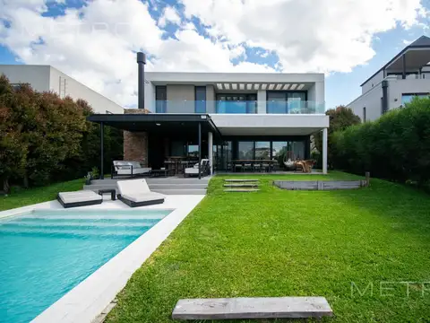 Casa en alquiler temporario de 6 ambientes.