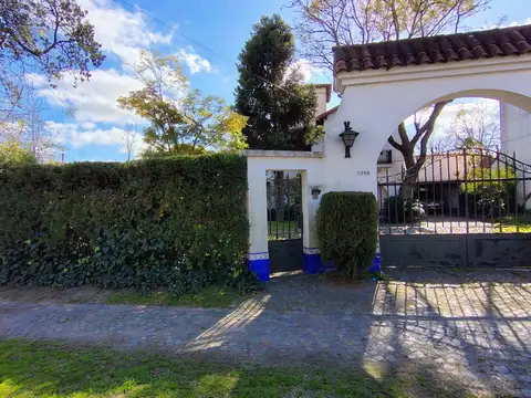 RESIDENCIA ESTILO COLONIAL CASTELAR NORTE