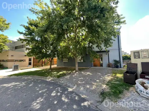 VENTA CASA 4 AMB EN BARRIO LAS ORQUIDEAS!! CON INMEJORABLE UBICACION!!!