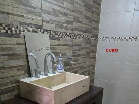 Casa 8 ambientes con 2 baños