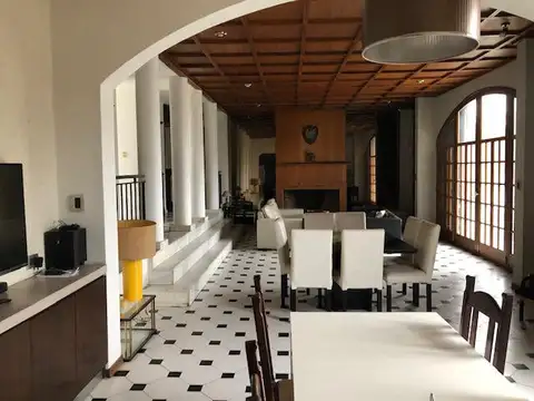 Casa en Venta con 2 cocheras