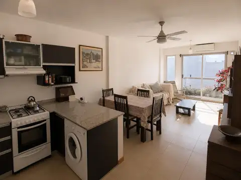 Semipiso en venta, 2 ambientes con cochera fija, SUM y parrilla en Monte Castro