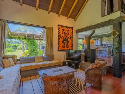 Casa estilo campo sobre dos lotes, en excelente entorno del barrio Chapadmalal. TOUR VIRTUAL.
