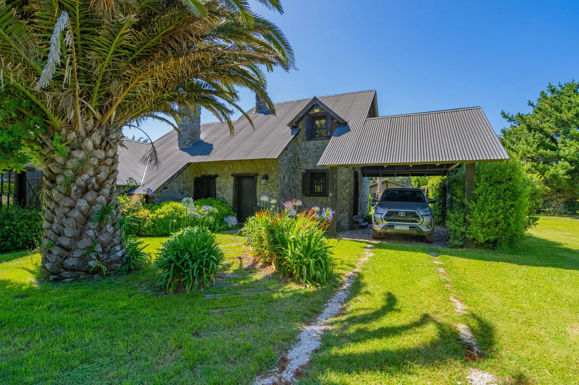 Casa estilo campo sobre dos lotes, en excelente entorno del barrio Chapadmalal