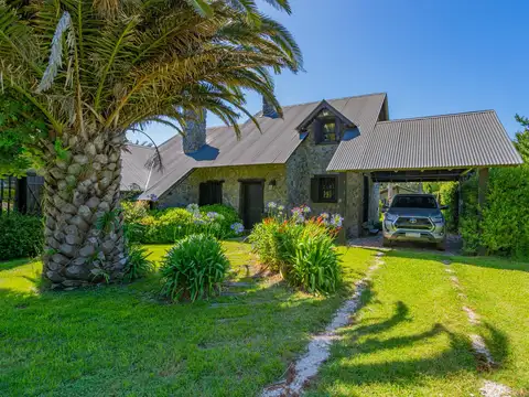 Casa estilo campo sobre dos lotes, en excelente entorno del barrio Chapadmalal. TOUR VIRTUAL.