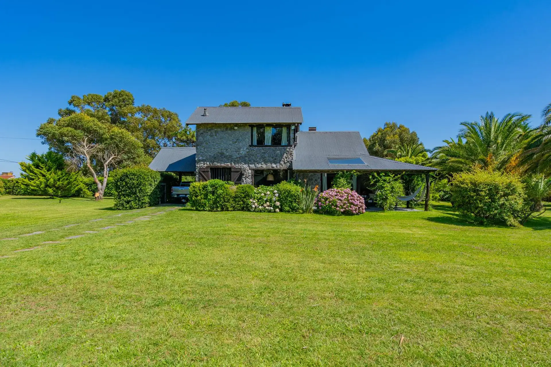 Casa estilo campo sobre dos lotes, en excelente entorno del barrio Chapadmalal