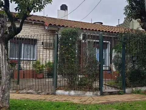 V. BALLESTER  CASA p/ 2 FAMILIAS 4 AMB. + DEPTO. 2 amb.