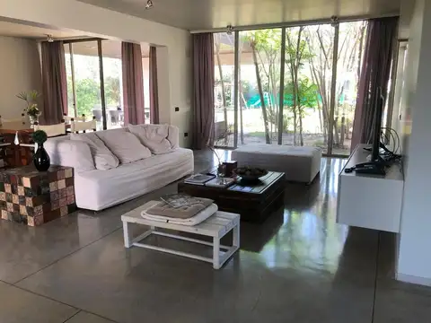 Casa en Alquiler con 2 cocheras