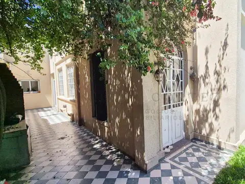 Casa en venta Florida Oeste lote propio 6 ambientes excelentes accesos con pileta y cochera