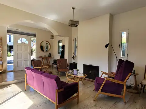 Casa 6 ambientes con 2 baños