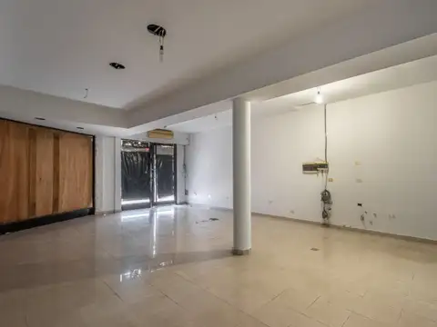 Local comercial. 3 plantas libre. Vidriera al frente 15 mts. Av. del Libertador. Vicente López