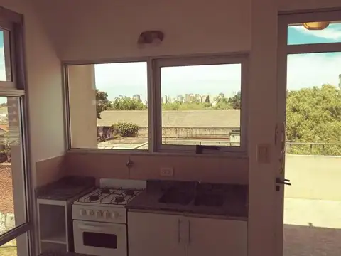 VENTA- Monoambiente en 3er piso x escalera c/ cochera en