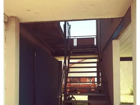 VENTA- Monoambiente en 3er piso x escalera c/ cochera en