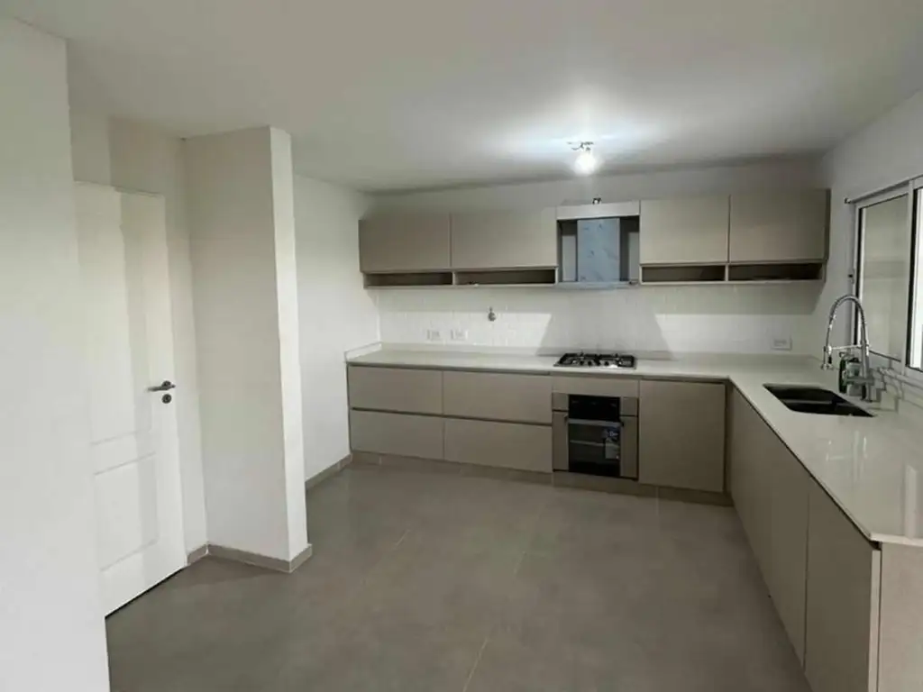 Casa - 163  m² Cubierta | 3 dormitorios | 2 años | 2 baños | 4 ambientes | Excelente