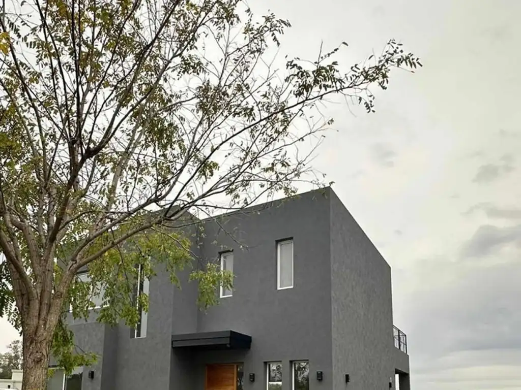 Casa en Venta - 3 dormitorios - USD 215.000