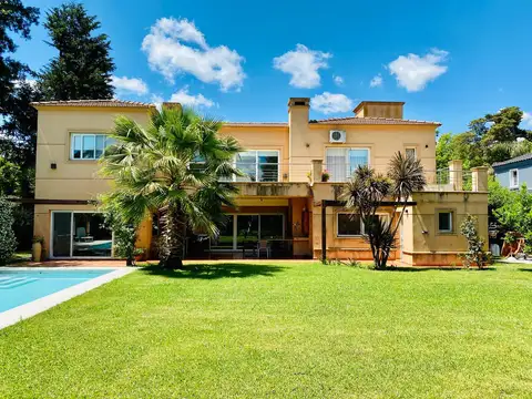 Excelente casa sobre lote de 1000m2 en venta en el Barrio Privado La Peregrina Club de Campo, Pilar.
